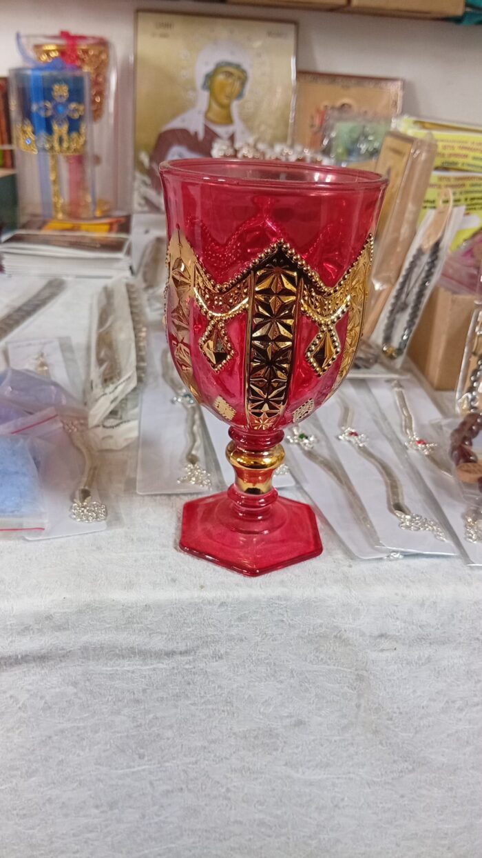 Candelă pe ulei roșie cu picior auriu
